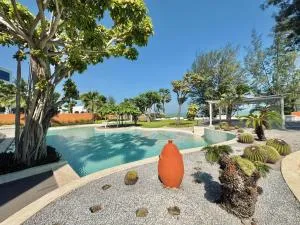 Las Tortugas beach front condo - 盼武里