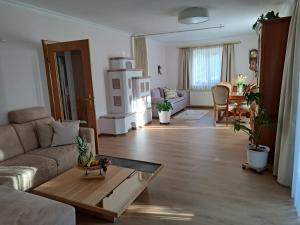 Ferienwohnung Lisi - Nähe Salzburg, für Durchreise, Skifahrer, Wanderungen, Besichtigungen, Radfahrer, Familien, Paare