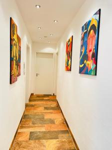 The Villa Toscana, a serene retreat in Center of Friedrichshafen City with lush green lawns, terrace & private garage- Lidl, Bakery walking distance- Bodenseecenter, Sportsbad 3 mins, Lake 7 mins