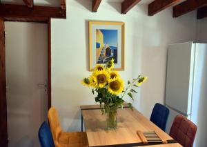 Maisons de vacances Lou Cigalou - Au Calme - Grand Jardin - Piscine Partagee - Parking - Campagne et Idealement Situe Proche A7 et Montelimar : photos des chambres