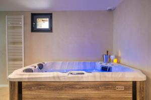 Maisons de vacances La Grange Clyna - Love Room : photos des chambres