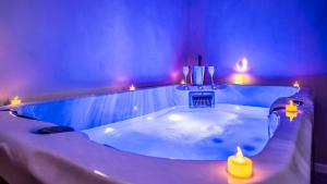 Maisons de vacances La Grange Clyna - Love Room : photos des chambres