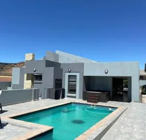 The Violet House - Kommissiepoort