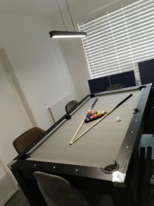 Haven Noir by CEFAS - Pool Table - City & Man Utd