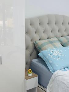 Premium Snooze Queen Bed Petite Room