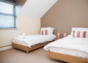 4x Bed Elegant Home with Parking