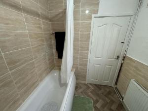 Urban Retreat With This Charming 2-Bedroom House ocated in the heart of Central Coventry