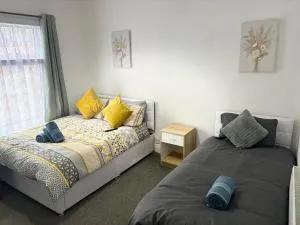 Urban Retreat With This Charming 2-Bedroom House ocated in the heart of Central Coventry - Parkside