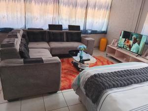 Close Curtains Maboneng