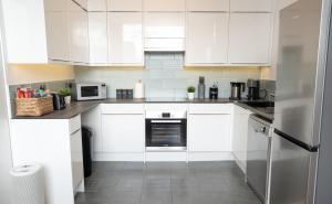 Modern 2-Bed Apartment Near ExCeL & O2 - Accommodates up to 4 Guests Max
