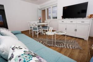 Sunsetview Apartment with balcony