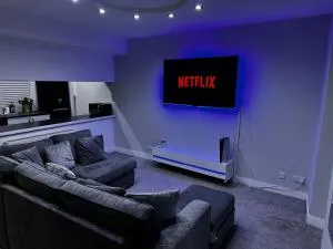 Modern 3-Bedroom Home with Cozy Cinema-Style Living Space - 桑希尔