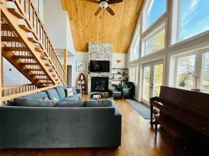 The Bear Cave Cottage at Little Kennisis Lake - Algonquin Highlands