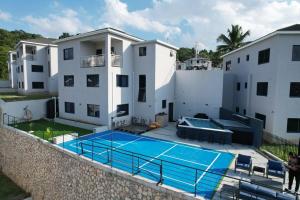 Eco-Luxe Ocean View Villa, Gated with Pickleball & Pool for 10