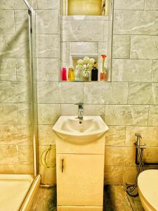 Cozy and Spacious Room Two Double Beds Free WiFi and Parking