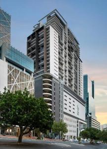 Stylish CBD Studio with City & Mountain Views - Free Parking