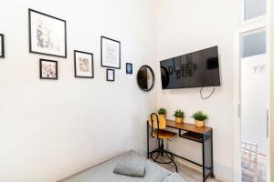 A Cozy Stay for City Wanderers