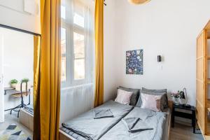 A Cozy Stay for City Wanderers