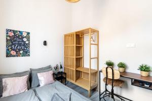A Cozy Stay for City Wanderers