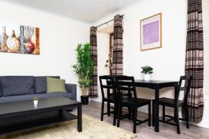 2 Bed Flat-With Parking - By Holiday Homes