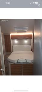 Campings Camping car moderne tout equipe lit central a Rennes : photos des chambres