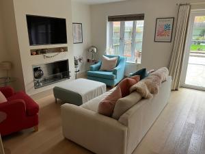 Bright, modern & close to historic town