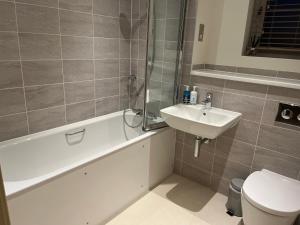 Bright, modern & close to historic town