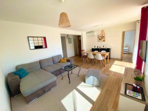 F4 idéal pro ou vacances famille, 80 m2 rdc avec jardin&terrasse privés, parking gratuit, calme, wifi free pop, clim réversible, balancelle, transats, BBQ, dans petit bâtiment, 15 min de la mer et base navale, 10 min de la gare sncf et routière