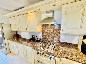 4-Bed Oasis Quiet Culde sac