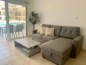 Beautiful 2 Bed Ground Floor Apartment With Pool