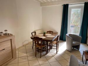 Maisons de vacances Maison calme - Rue pietonne - Ardeche - ViaRhona - Dolce Via : photos des chambres