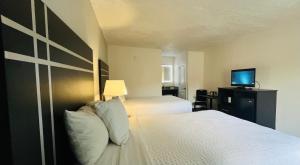 Queen Suite with Two Queen Beds - Non-Smoking room in Clarion Inn & Suites Kissimmee-Lake Buena Vista South