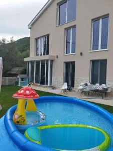 Новый дом с садом, вблизи от моря - 鲍希茨