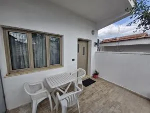 Small house with panoramic lake view - Çollak