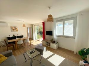 F4 idéal pro ou vacances famille, 80 m2 rdc avec jardin&terrasse privés, parking gratuit, calme, wifi free pop, clim réversible, balancelle, transats, BBQ, dans petit bâtiment, 15 min de la mer et base navale, 10 min de la gare sncf et routière