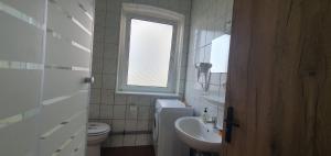 Zimmer 1 von 3 mit Gemeinschaftsbad-Küche, 30min Köln Messe Bahnhof, 5min Leverkusen Bahnhof Zentrum