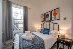 Super Central Victorian Townhouse, walk everywhere by StayByNumbers