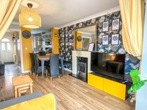 Mayflower 3 Bedrooms House 7 Beds 2 Showers Off Road Parking