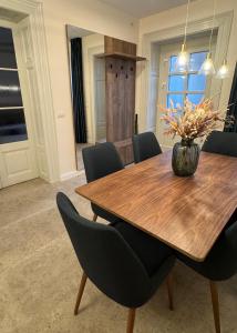 Old Town Escape - Central Apartment with Garden