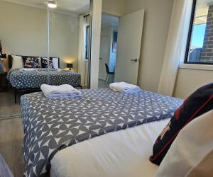 RedFlamesRetreat-Free WIFI & Parking-Walk to public transport-Quiet St & FamilyFriendly