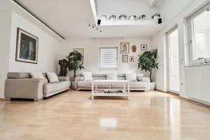 Matic Spacious Modern Apartment