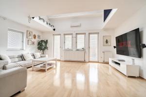 Matic Spacious Modern Apartment