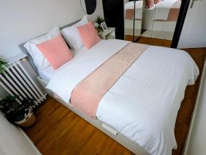 Appartements Entire 60m2 apartment - Close to Paris - Parking - Kitchen - 2min RERB - Olympic-24 : photos des chambres