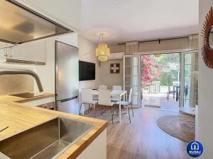 Can Alfredo, Apartamento Cala en Bosch con piscina, terraza y jardín privado