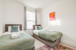 Spacious House in North London, very close to train station and bus stops, near Tottenham Stadium & lots of parking