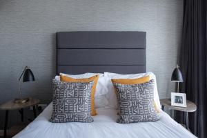 Stunning Waterfront Apartment with Titanic Views Sleeps 6 & Parking