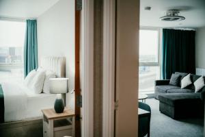 Stunning Waterfront Apartment with Titanic Views Sleeps 6 & Parking