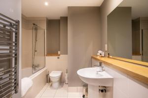 Stunning Waterfront Apartment with Titanic Views Sleeps 6 & Parking