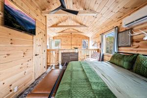 Modern Mountain Cabin 15 Min from The Parkway - Hot Tub, Pack&Play, Indoor Fireplace, Game Area