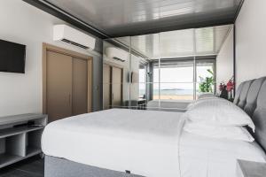 Raise Infinity Blue Penthouse